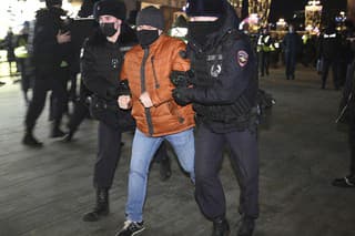 Policajt zadržal demonštranta počas protestu v Moskve proti ruskému útoku na Ukrajinu.