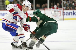 Slovenský hokejista Juraj Slafkovský (20) z Montrealu Canadiens a hráč Sam Steel (13)  z Minnesoty Wild počas zápasu zámorskej NHL.