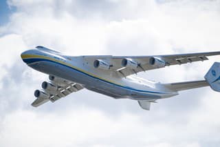 Ukrajinci obnovujú zničený Antonov An-225