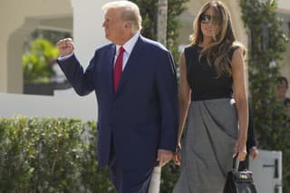 Donald Trump s manželkou Melaniou pri odchode z volebnej miestnosti.