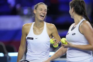 Slovenské tenistky Tereza Mihalíková (vľavo) a Viktória Kužmová. (ilustračné foto)