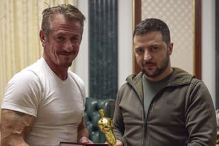 Sean Penn daroval svojho Oscara ukrajinskému prezidentovi Zelenskému.
