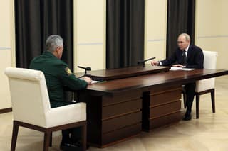 Ruský prezident Vladimir Putin (vpravo) a ruský minister obany Sergej Šojgu diskutijú počas stretnutia v prezidentskej rezidencii na predmestí Moskvy v piatok 28. októbra 2022.