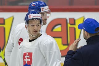 Na snímke slovenskí hokejisti zľava Mislav Rosandič, Peter Čerešňák a asistent trénera Andrej Podkonický počas tréningu.
