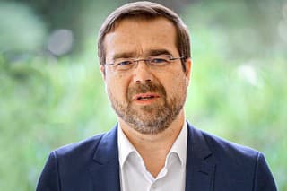 Marek Krajčí sám neplánuje odstúpiť a čaká na verdikt koaličných partnerov.