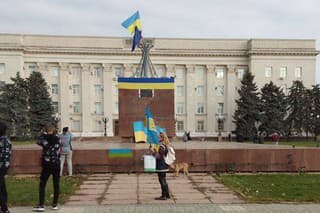 V Chersone zaviala ukrajinská vlajka.
