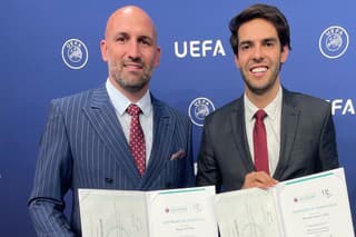 Bývalý reprezentant Róbert Vittek sa stal prvým Slovákom, ktorý vyštudoval medzinárodnú školu zameranú na športový biznis, manažment a marketing pod záštitou UEFA. 