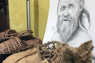 Replika topánok pravekého lovca Ötziho, ktorý zomrel medzi rokmi 3350 a 3100 pred Kristom.