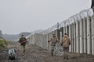 Na hraniciach Bieloruska s Ukrajinou vzniká ostnatý drôt.