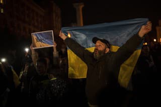 Ľudia sa zhromažďujú v centre Kyjeva a oslavujú oslobodenie Chersonu.