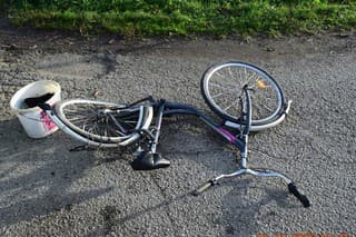 Staršia žena nemala na bicykli šancu, 2 hodiny po nehode v nemocnici zomrela.