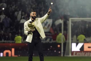 Karim Benzema ukázal ocenenie na štadióne v rodom Lyone.