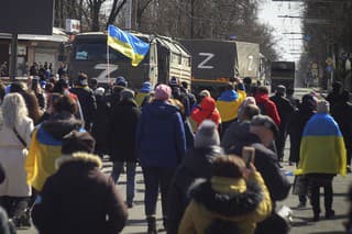 Ruskí vojaci opúšťajú Cherson. Miestni ľudia ich odprevádzajú s ukrajinskými vlajkami.