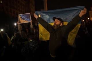 Ľudia sa zhromažďujú v centre Kyjeva a oslavujú oslobodenie Chersonu.