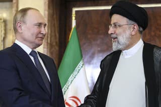 Ruský prezident Vladimir Putin (vľavo) si podáva ruku so svojím iránskym náprotivkom Ebráhímom Raísím.