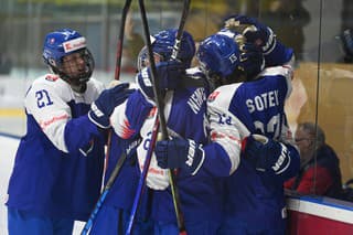 Na snímke radosť hráčov Slovenska po strelení gólu počas zápasu turnaja A-skupiny I. divízie MS do 18 rokov.