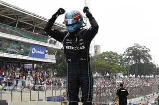 Na snímke britský pilot formuly 1 George Russell z tímu Mercedes oslavuje víťazstvo vo Veľkej cene Brazílie F1.