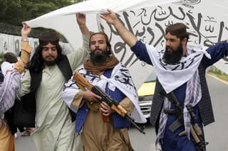 Prívrženci Talibanu oslavujú rok od obsadenia afganského hlavného mesta Kábul.
