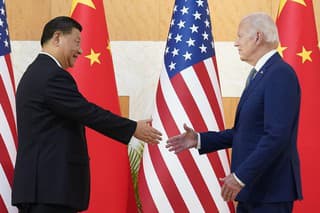Americký prezident Joe Biden a čínsky prezident Si Ťin-pching si podávajú ruky počas stretnutia pred začiatkom summitu G20.