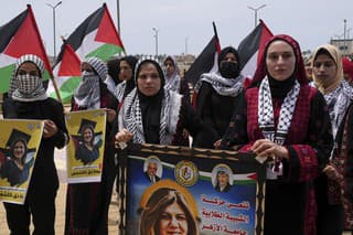 Symbolický pohreb zabitej novinárky Al-Džazíry Šírín abú Aklaovej v centrálnom pásme Gazy.