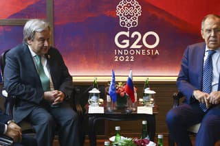 Generálny tajomník OSN António Guterres (vľavo) a ruský minister zahraničných vecí Sergej Lavrov (vpravo) diskutujú na summite G20 na Bali.
