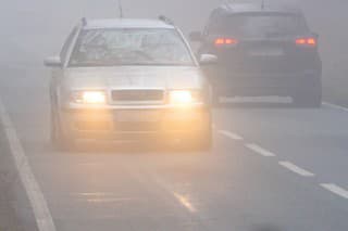 Ak použijete svetlá do hmly, budete viditeľnejší a zároveň budú lepšie osvetlené prekážky, krajnica, autá pred vami a vozovka.