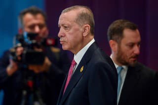 Turecký prezident Joe Biden Recep Tayyip Erdogan kráča počas summitu G20 na indonézskom ostrove Bali v stredu 16. novembra 2022.