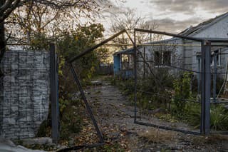 Zničená dedina Posad-Pokrovske, na okraji Mykolaiva, južná Ukrajina, utorok 15. novembra 2022.