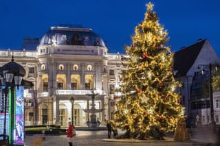 Rozsvietený vianočný strom na Hviezdoslavovom námestí  29. novembra 2021 v Bratislave.