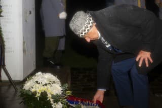 Na snímke minister životného prostredia SR Ján Budaj (OĽaNO) položil veniec pri príležitosti Dňa boja za slobodu a demokraciu pri pamätníku Brána Slobody na Devíne 16. novembra 2022 v Bratislave.