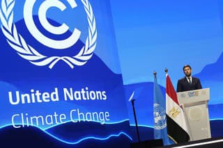 Ruský zástupca Ruslan Edelgeriev reční na summite COP27.