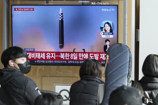 Severná Kórea vo štvrtok vypálila smerom do Japonského mora ďalšiu balistickú raketu krátkeho doletu. Na televíznej obrazovke sa zobrazuje snímka odpálenia severokórejskej rakety počas spravodajského programu na železničnej stanici v juhokórejskom Soule vo štvrtok 17. novembra 2022.