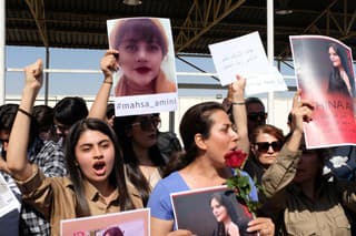 Iránom otriasa po smrti mladej Kurdky vlna protestov.