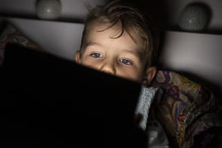 Deti na celom svete vstupujú do sveta internetu skôr a trávia na ňom dlhší čas. 