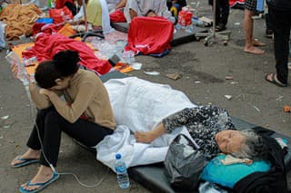 Zemetrasenie v Indonézii si vyžiadalo najmenej 162 mŕtvych a stovky zranených.
