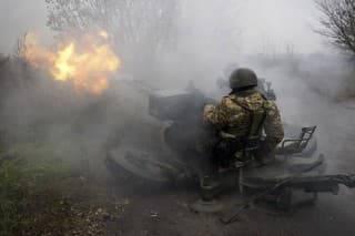 Príslušníci ukrajinskej Národnej gardy ostreľujú ruské pozície z protilietadlového dela v Charkovskej oblast.