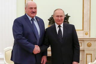 Ruský prezident Vladimir Putin (vpravo) a bieloruský prezident Alexander Lukašenko sa odfotili počas stretnutia v Moskve