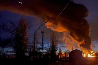Dym stúpa z požiaru, ktorý vypukol po ruskom útoku v ukrajinskom Chersone 19. novembra.