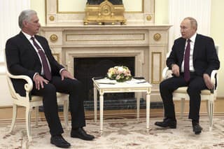 Kubánsky prezident Miguel Diaz-Canel Bermudez (vľavo) a ruský prezident Vladimir Putin na stretnutí v Moskve 22. novembra 2022.