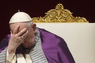 Pápež František sa modlí za mier na Ukrajine.