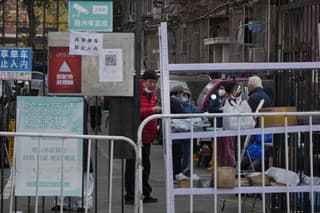 Čína nariadila lockdown v meste Čeng-čou, kde došlo k násilným protestom. 