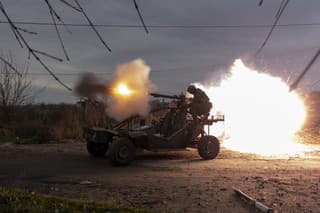 Ukrajinskí vojaci sa bránia proti útokom ruskej armády.