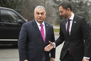 Na snímke premiér SR Eduard Heger (vpravo) víta maďarského premiéra Viktora Orbána pred summitom predsedov vlád V4.