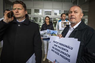 Na snímke sprava predseda Základnej odborovej organizácie LOZ v Detskom kardiocentre – NÚSCH, a.s., Bratislava Ján Sýkora a predseda Lekárskeho odborového združenia (LOZ) Peter Visolajský.