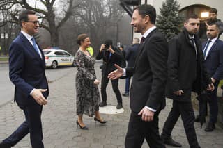 Na snímke premiér SR Eduard Heger (vpravo) víta poľského premiéra Mateusza Morawieckého pred summitom predsedov vlád V4.