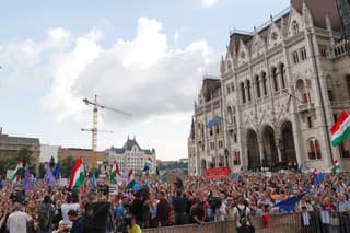 V Maďarsku vyšli do ulíc desaťtisíce ľudí.