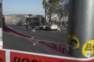 Izraelskí policajti vyšetrujú na mieste výbuchu bomby na autobusovej zastávke 23. novembra 2022 v Jeruzaleme.