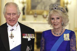 Kráľ prezidenta privítal v Londýne aj v sprievode kráľovnej manželky Camilly.