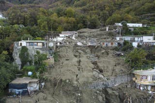 Zosuv pôdy na talianskom strove Ischia mal tragické následky.