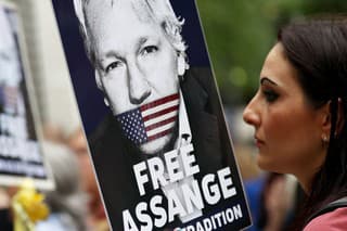 Assangeovi hrozí až 175 rokov odňatia slobody vo väznici s maximálnym stupňom stráženia.